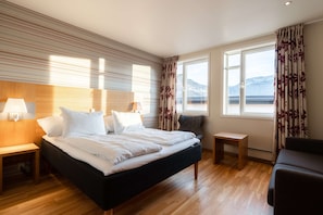 Escritorio, cunas gratuitas, wifi gratis y ropa de cama