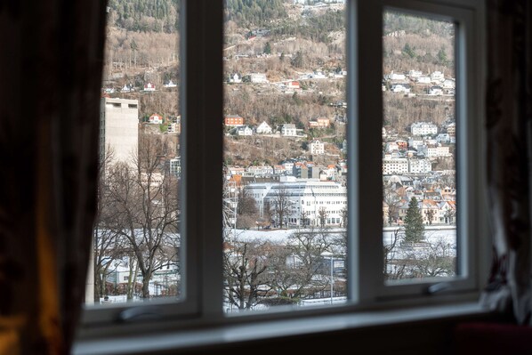 Standard Twin Room | Desk, free cribs/infant beds, free WiFi, bed sheets