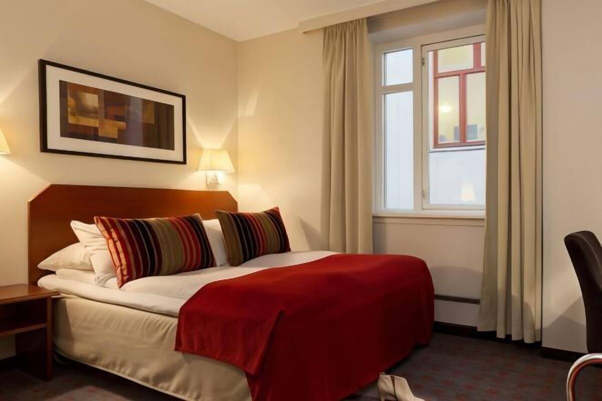 Desk, cribs (free), WiFi (free), bed sheets