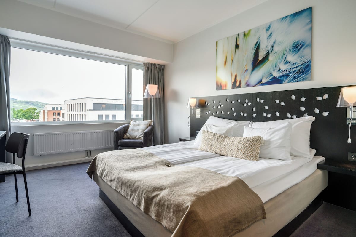 standard double non smoking | premium bedding, pillow-top beds, desk, blackout curtains