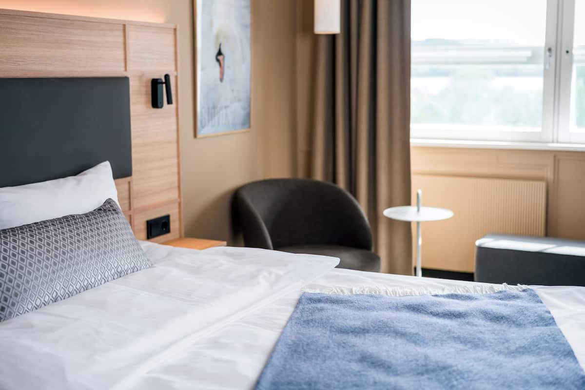 Zimmer (Compact Single) | Hochwertige Bettwaren, Pillowtop-Betten, Schreibtisch