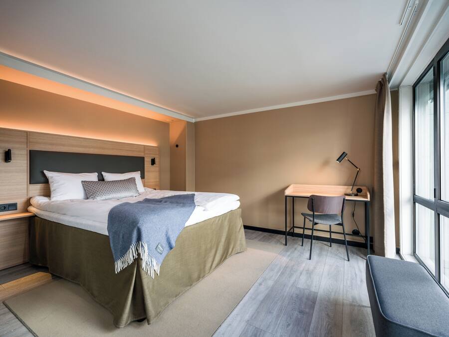 أغطية فراش متميزة وأسرّة بطبقة علوية مريحة ومكتب وستائر تعتيم