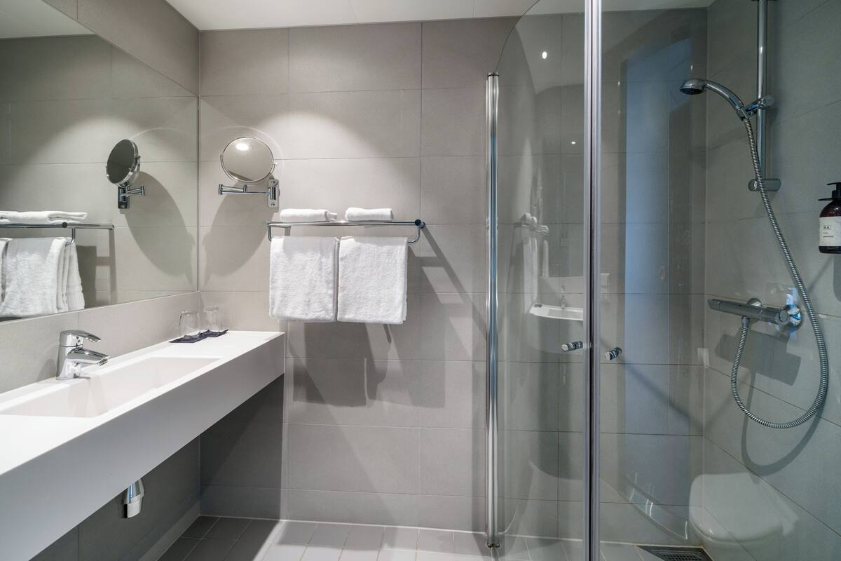 superior room, 1 double bed, non smoking | bathroom | shower, hair dryer, towels