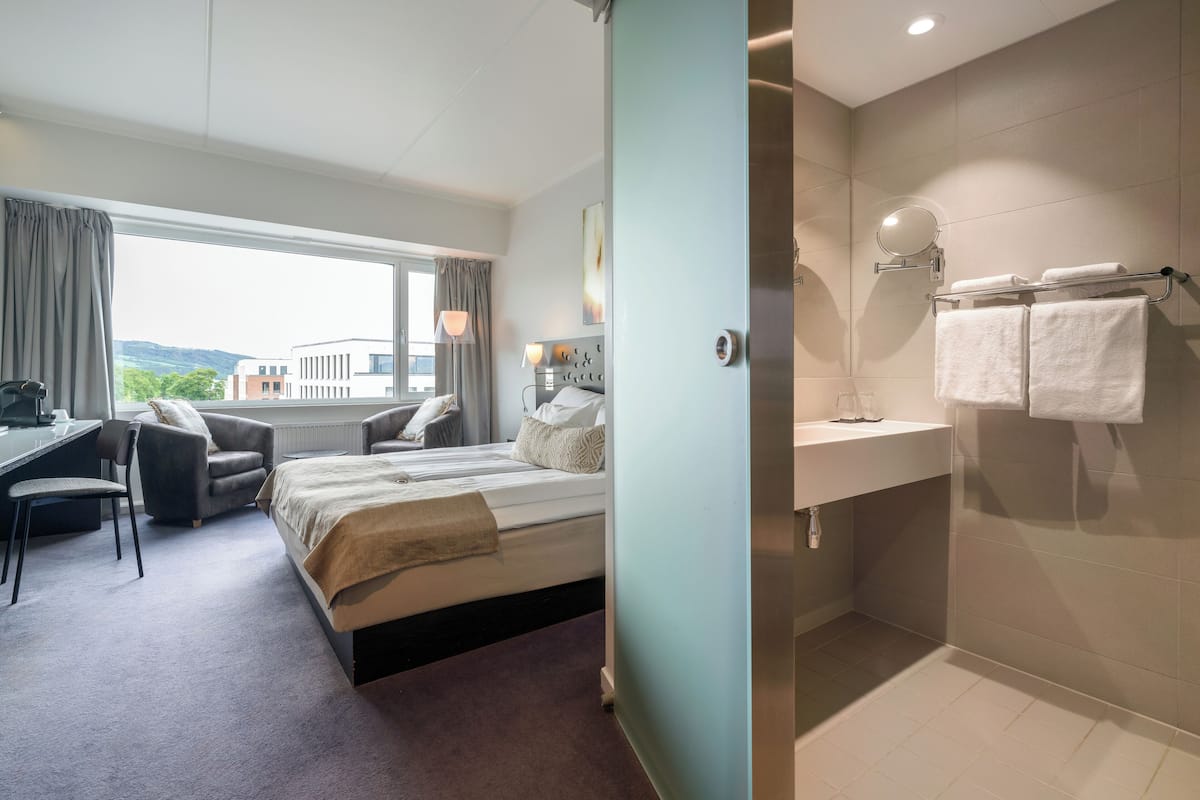 Premium-sengetøj, senge med topmadrasser, skrivebord