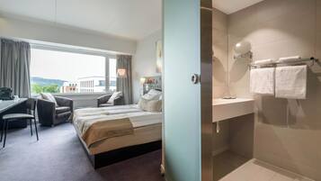 Sengetøy av topp kvalitet, senger med overmadrass og skrivebord