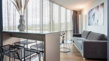 Suite, 1 Double Bed, Non Smoking | Living area | Flat-screen TV