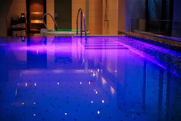 Couples treatment room(s), sauna, hot tub, steam room, body treatments