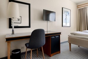 Habitación económica con 2 camas individuales | Colchones con acolchado adicional y escritorio