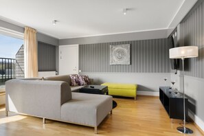 Deluxe Suite | Pillowtop beds, desk, laptop workspace, free WiFi -  Frich´s Hotel Hamar (Ringsaker)