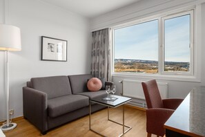 Habitación familiar con 1 cama doble o 2 individuales | Colchones con acolchado adicional y escritorio