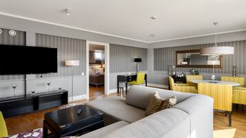 Suite – deluxe | Senger med overmadrass, skrivebord og skrivebord for bærbar PC