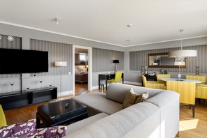 Deluxe Suite | Pillowtop beds, desk, laptop workspace, free WiFi -  Frich´s Hotel Hamar (Ringsaker)