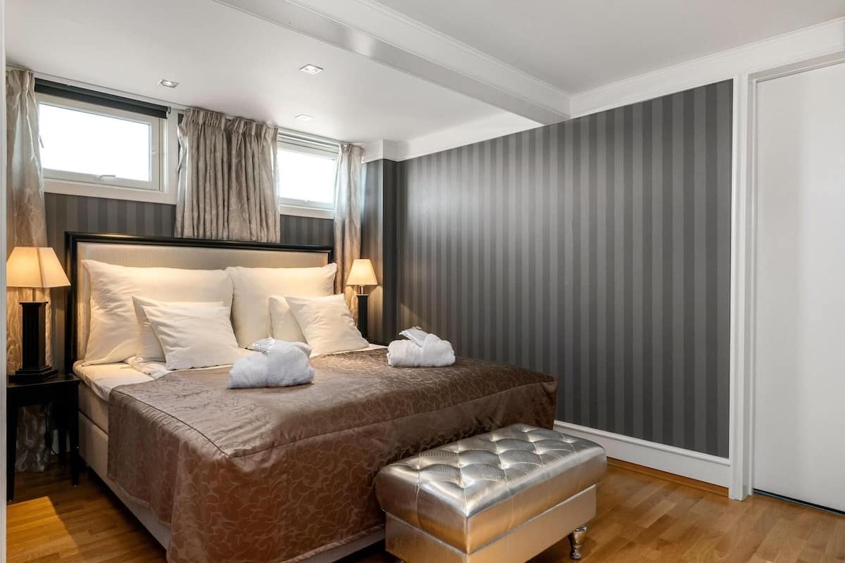 Pillowtop beds, desk, laptop workspace, WiFi (free)