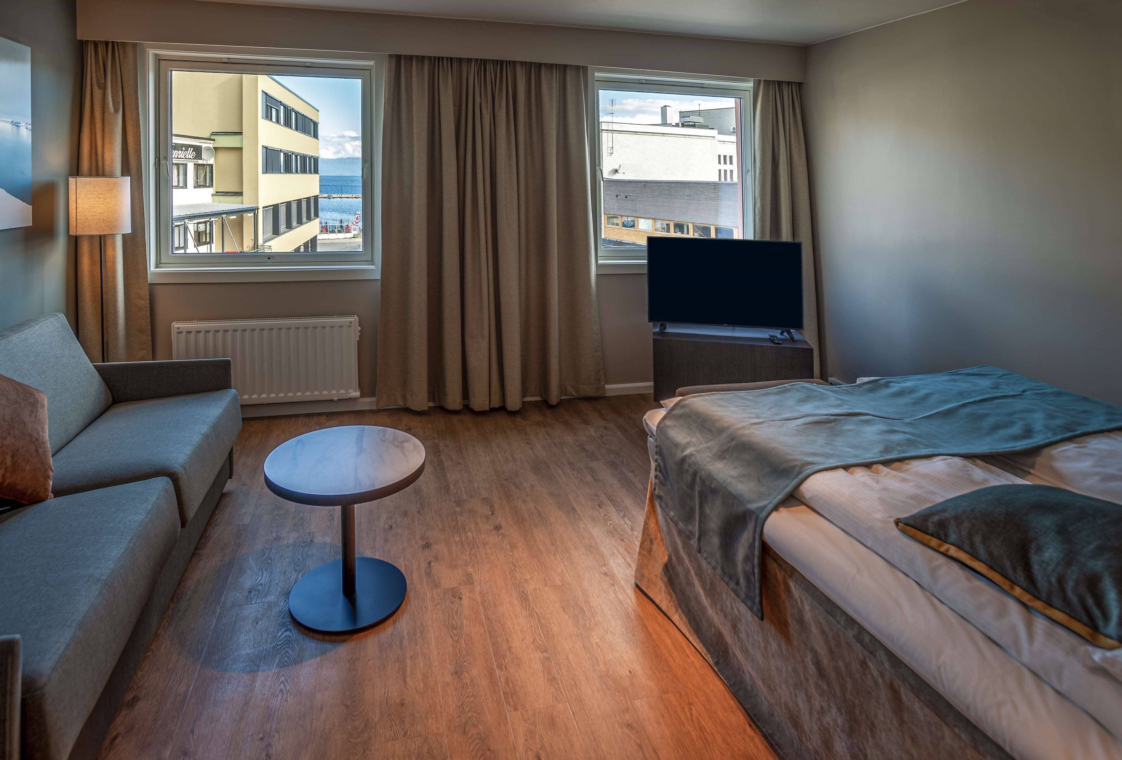 Minibar, desk, laptop workspace, free WiFi