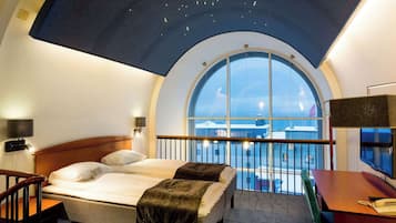 Minibar, desk, laptop workspace, free WiFi