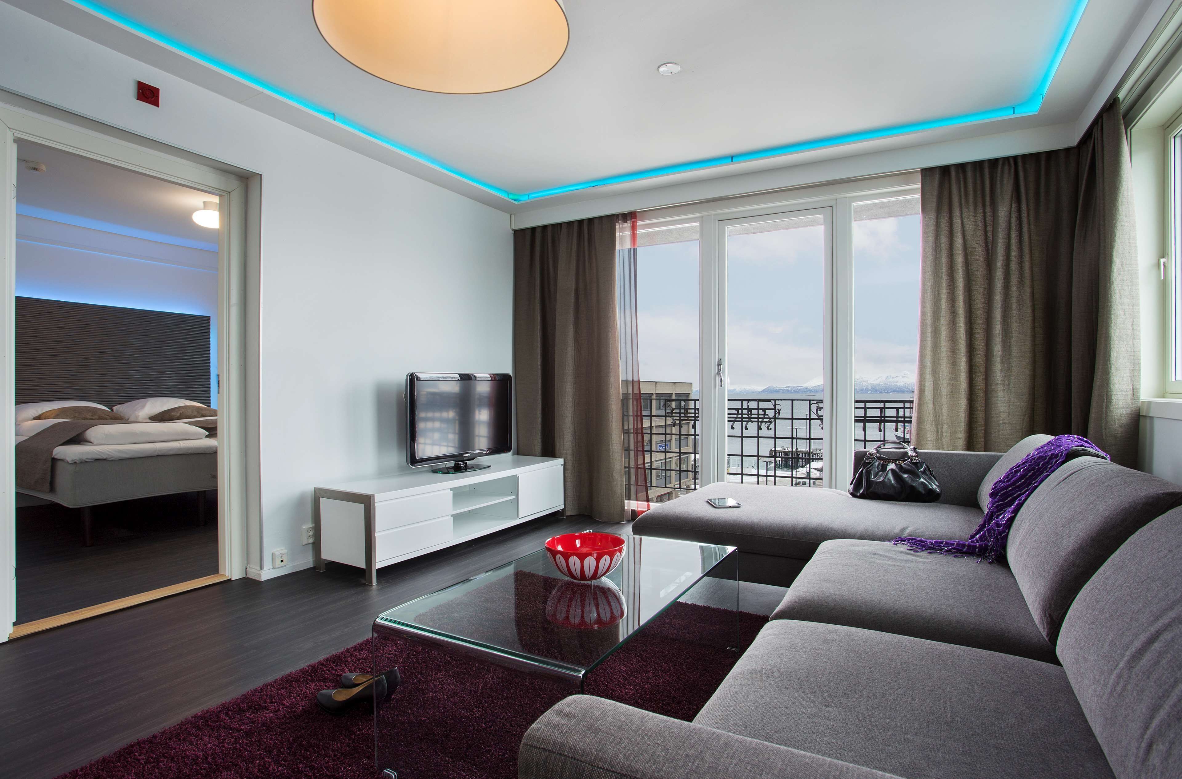 Suite (Master) | Minibar, desk, laptop workspace, free WiFi