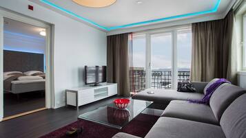 Suite (Master) | Minibar, desk, laptop workspace, free WiFi