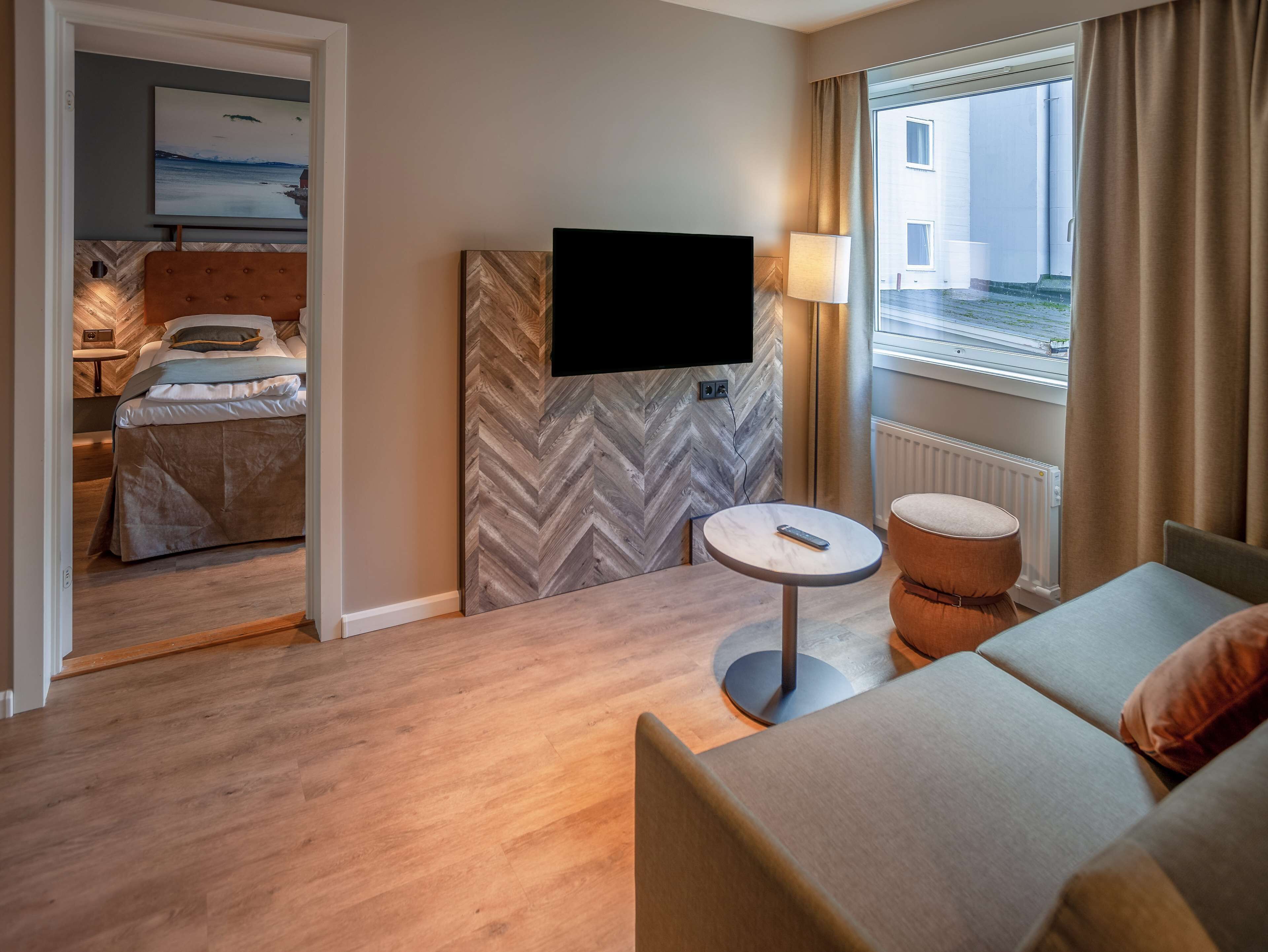 Minibar, desk, laptop workspace, free WiFi