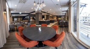 Tägliches Frühstücksbuffet gegen Gebühr