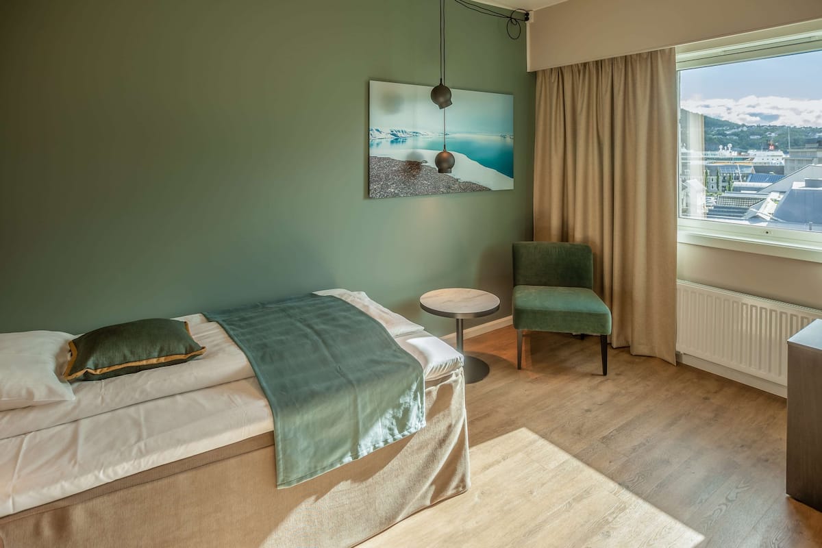 Minibar, desk, laptop workspace, free WiFi