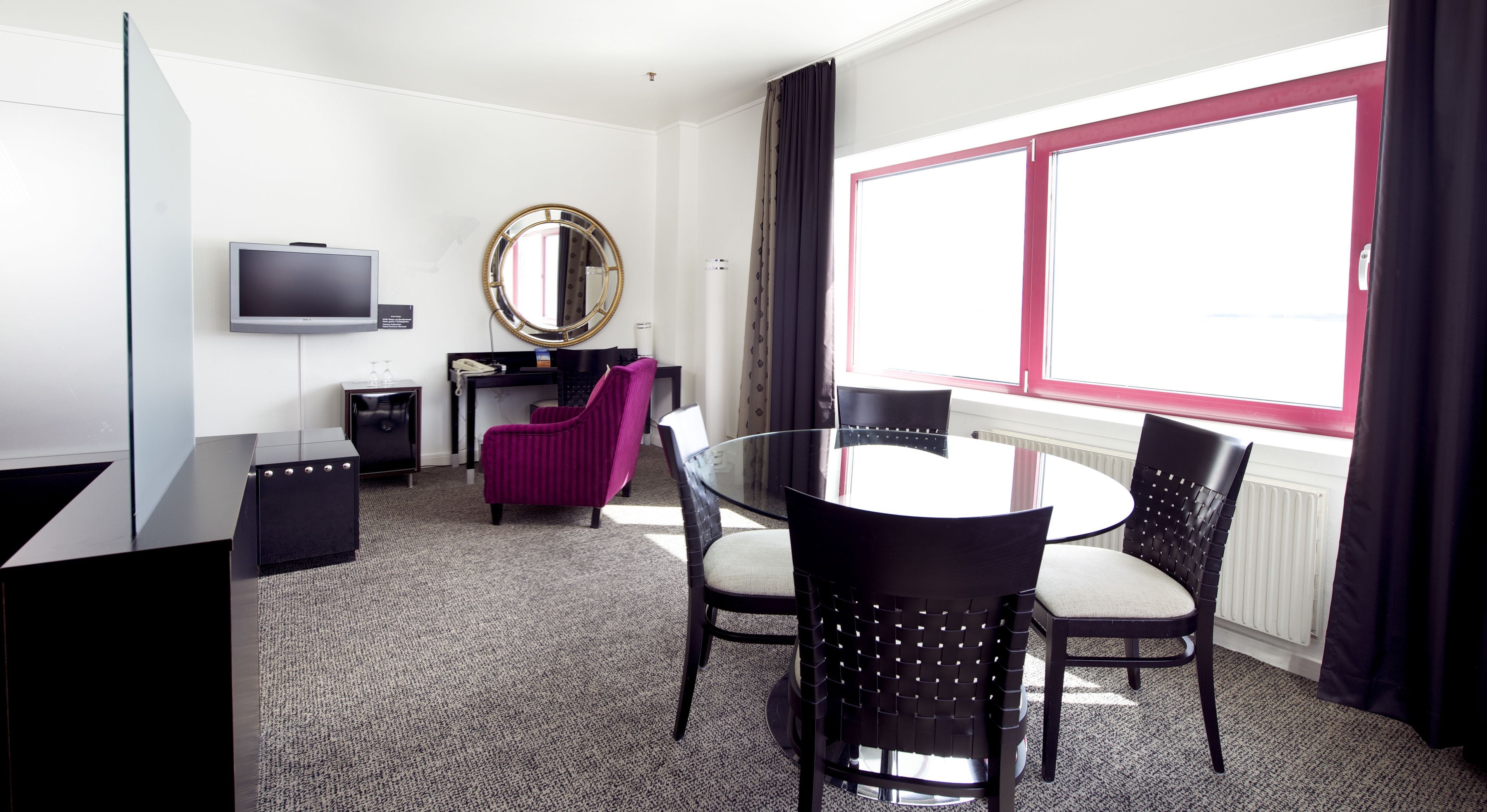 junior suite, 1 double bed | living area | flat-screen tv
