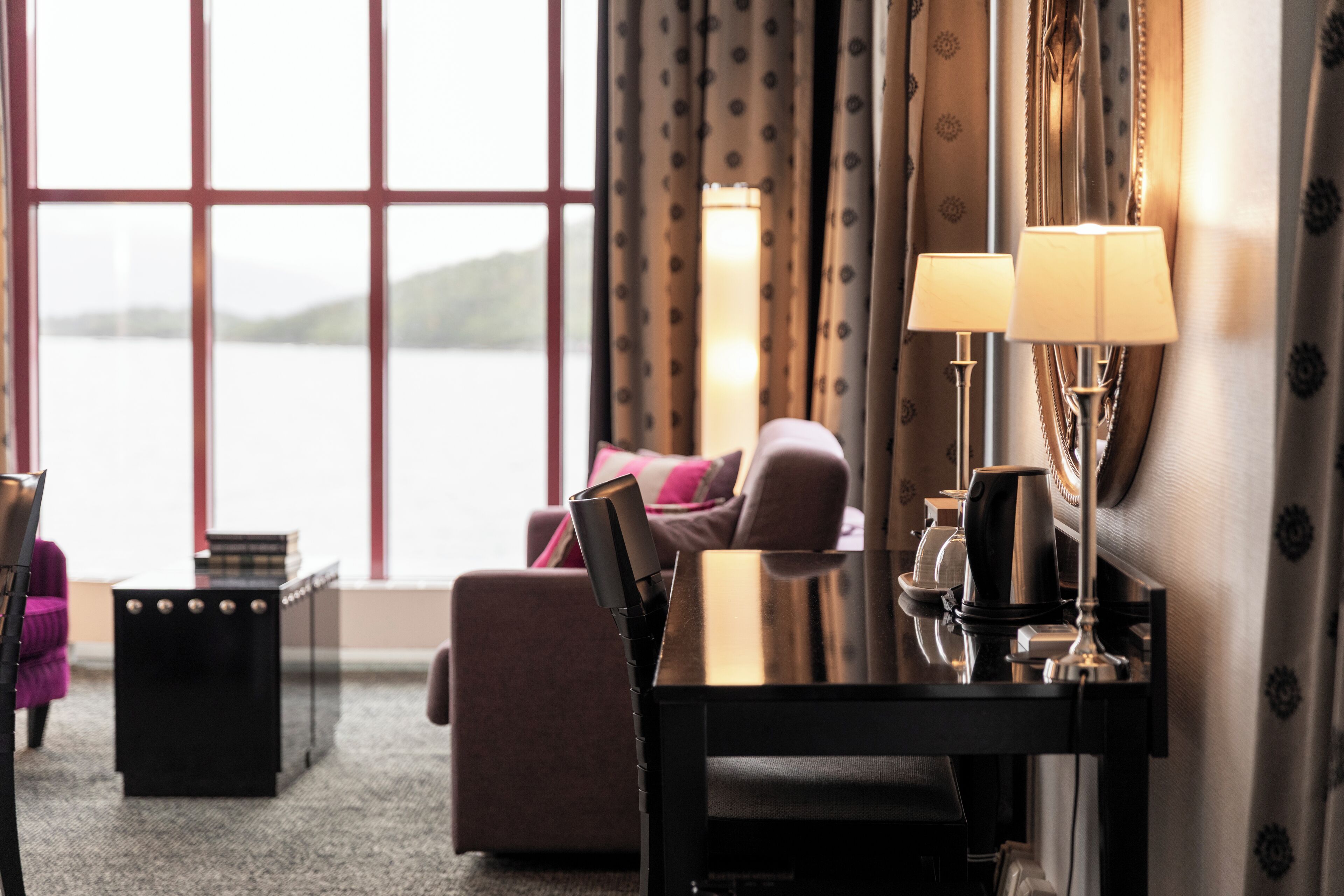 Suite – junior, 1 dobbeltseng, havutsikt | Skrivebord, skrivebord for bærbar PC, lydisolert og strykejern/-brett