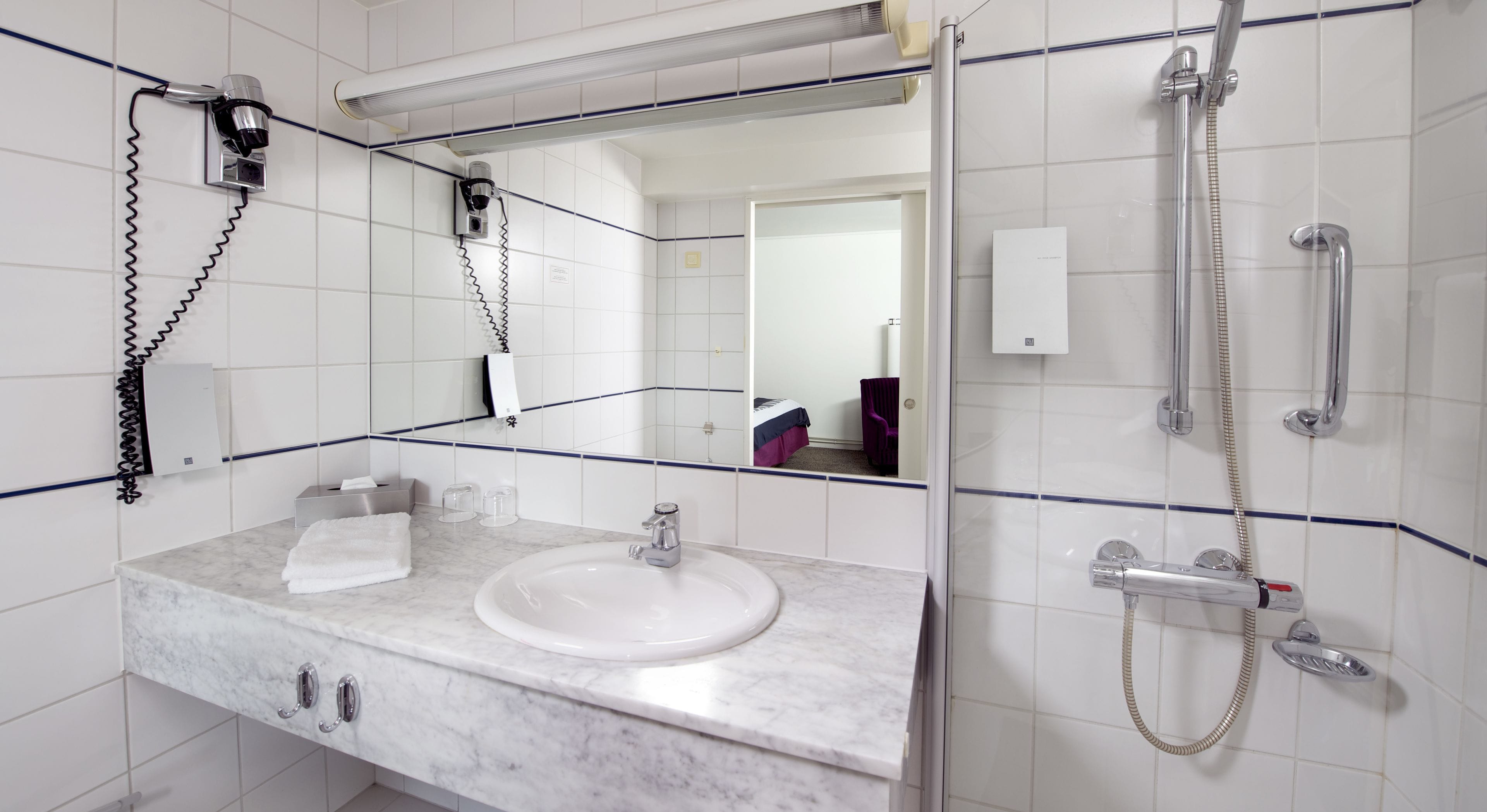 junior suite, 1 double bed | bathroom | hair dryer, heated floors, towels, soap