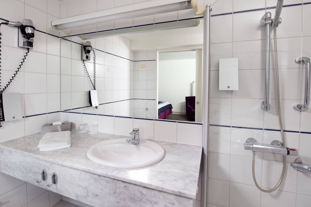 junior suite, 1 double bed | bathroom | hair dryer, heated floors, towels, soap