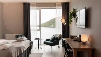 Escritorio y espacio para trabajar con laptop