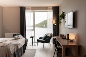 Deluxe Room, Double or Twin | Työpöytä, kannettavalle tietokoneelle sopiva työtila, äänieristys