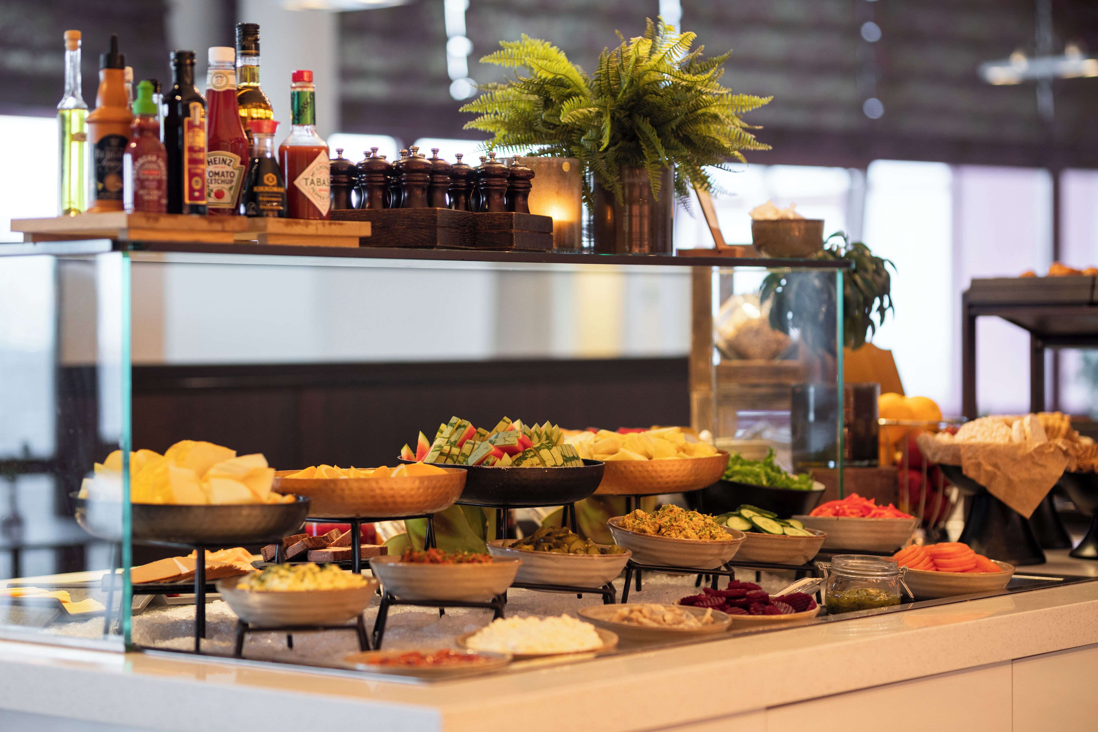Un buffet proposant une variété de plats et d'accompagnements.