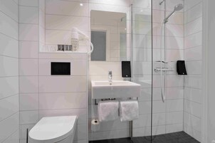 Ducha, secador de pelo, piso con calefacción en el baño, toallas