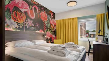 Senge med topmadrasser, minibar, skrivebord, mørklægningsgardiner