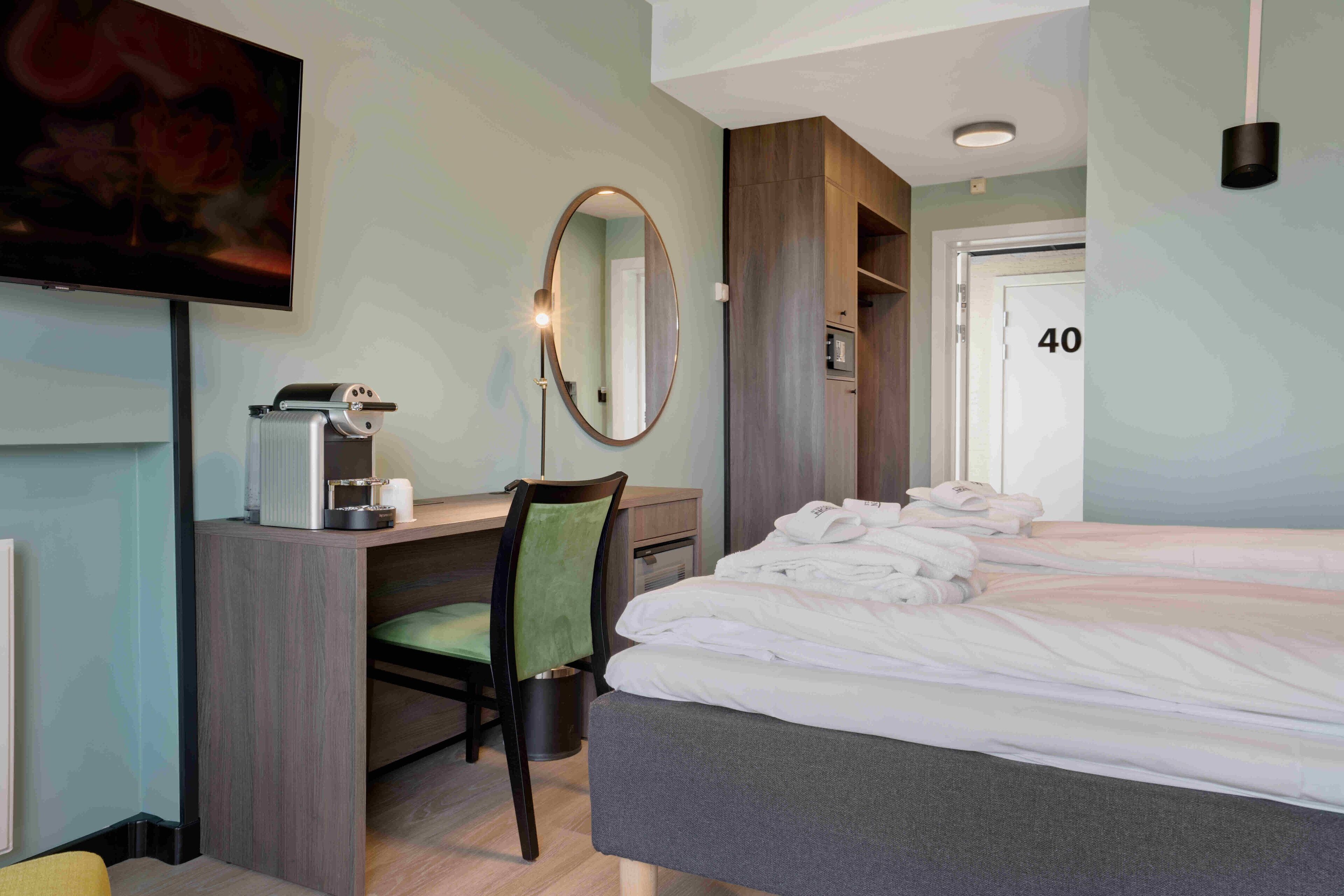 pillow-top beds, minibar, desk, blackout curtains