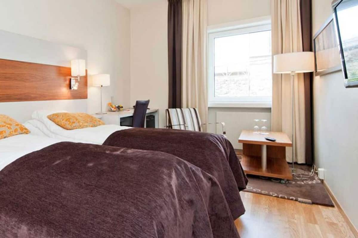 Pillowtop beds, minibar, desk, cribs (surcharge)
