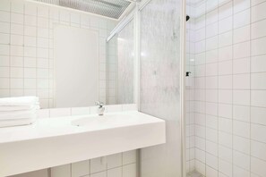 Kahden hengen huone (kaksi sänkyä) | Vauvansängyt, vuodevaatteet