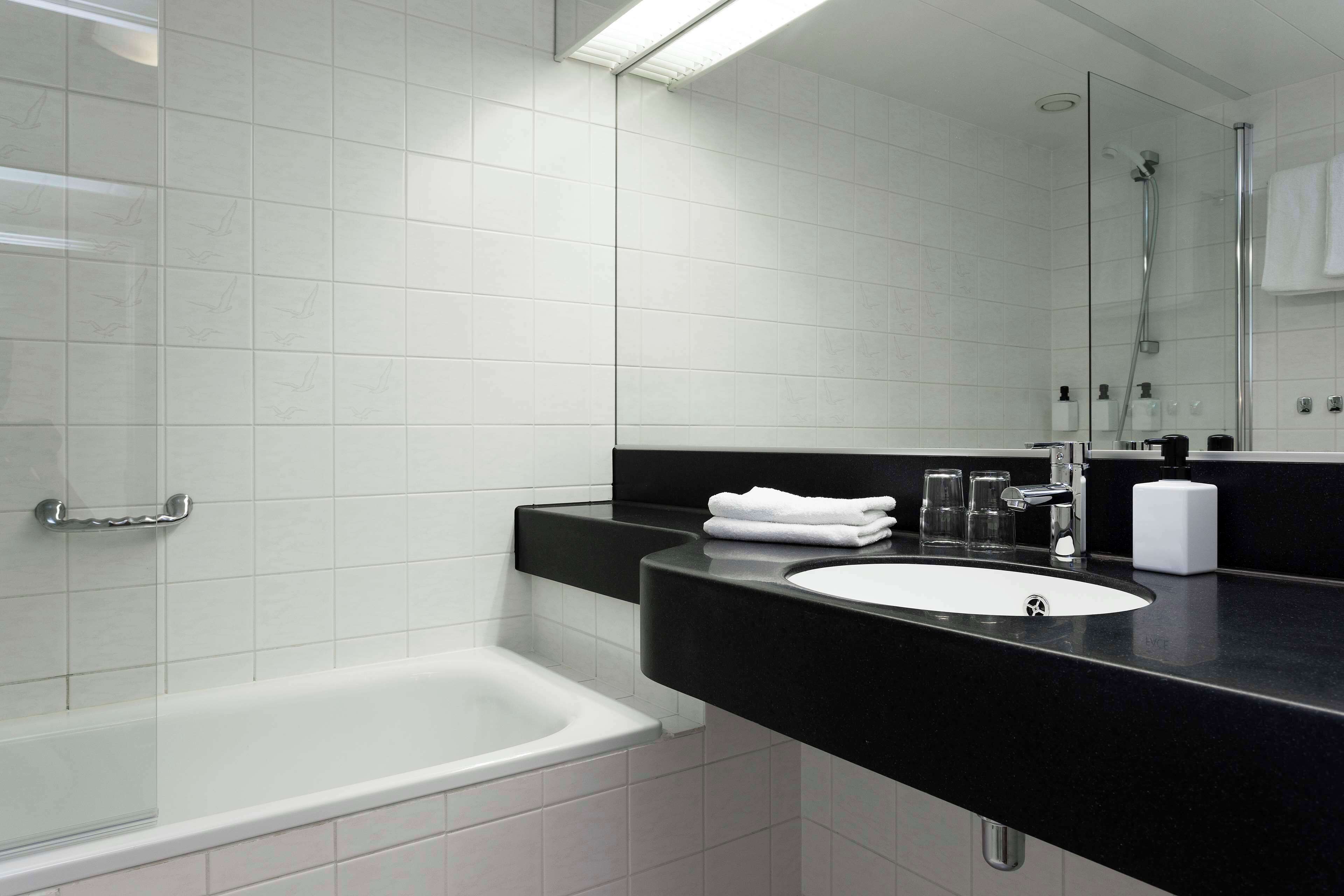 junior suite | bathroom | free toiletries, hair dryer, towels