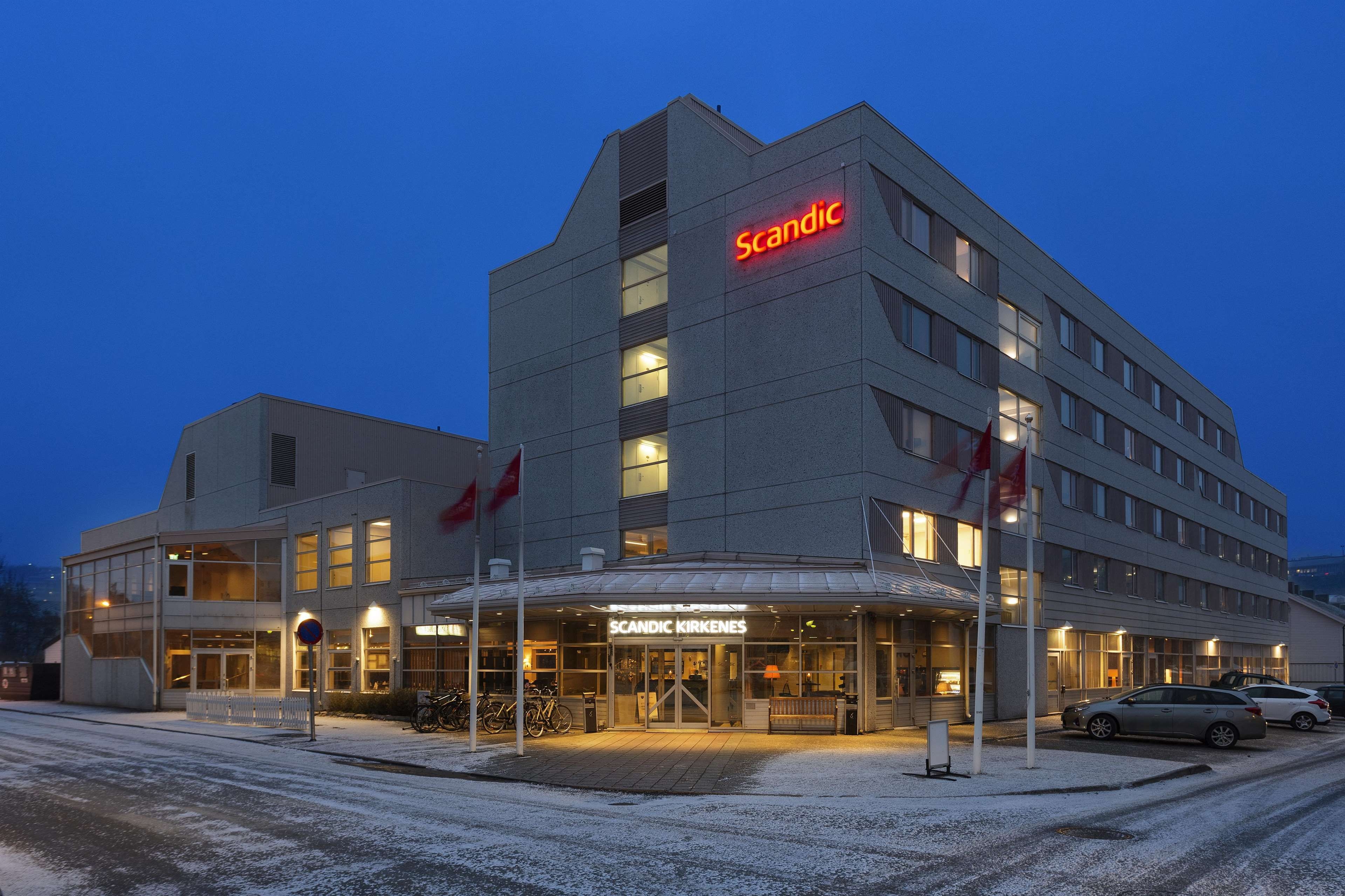 Un hôtel au design moderne, reconnaissable à son panneau « Scandic » bien visible.