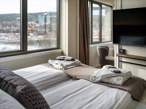 Desk, laptop workspace, blackout curtains, soundproofing - Quality Hotel Grand Kongsberg (Kongsberg)
