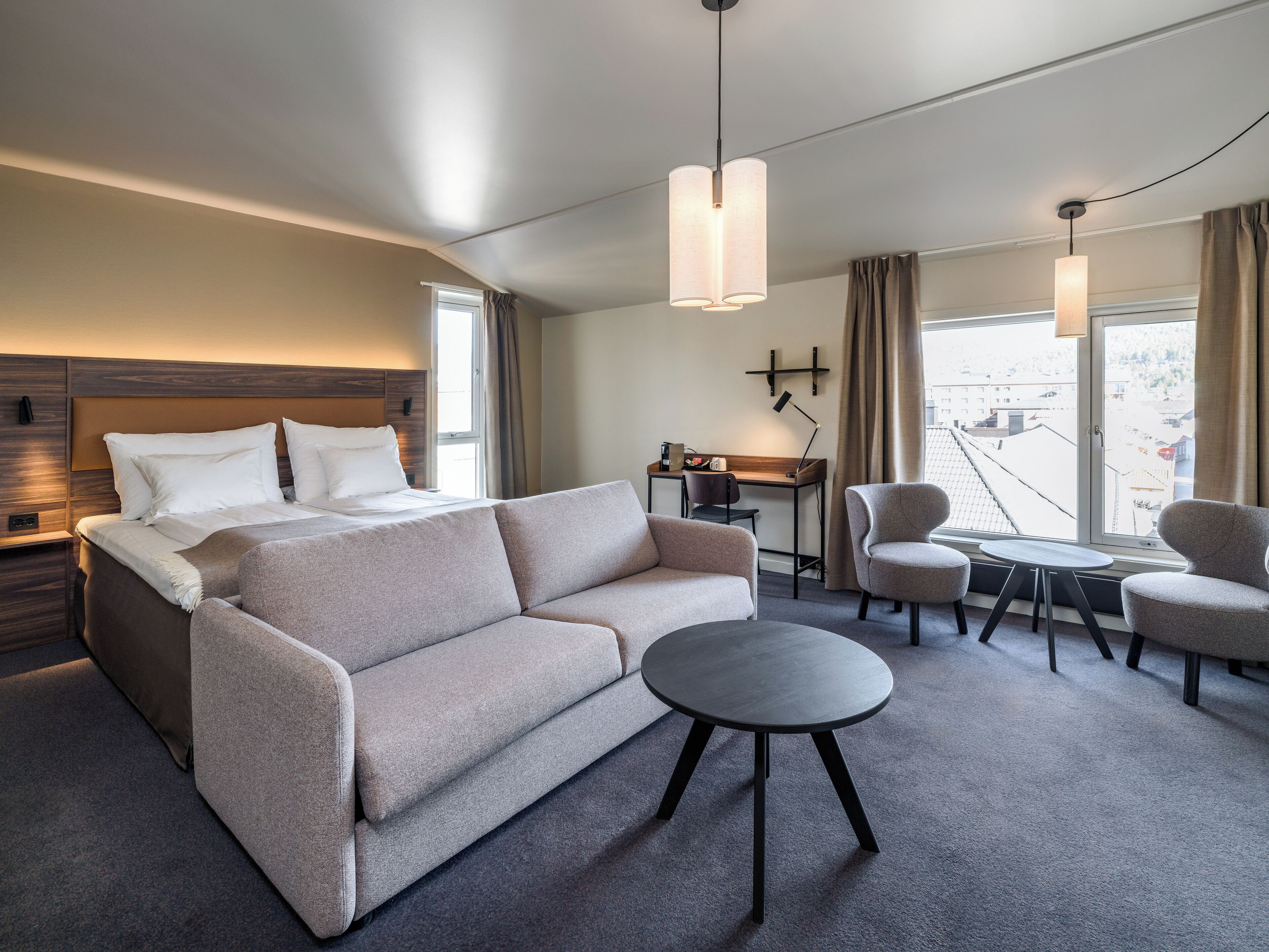 Familiekamer, niet-roken (3 Twin Beds) | Een bureau, een laptopwerkplek, verduisterende gordijnen