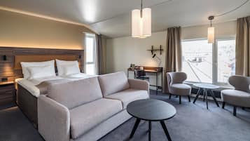 Habitación familiar, para no fumadores (3 Twin Beds) | Escritorio, espacio para trabajar con laptop y cortinas blackout