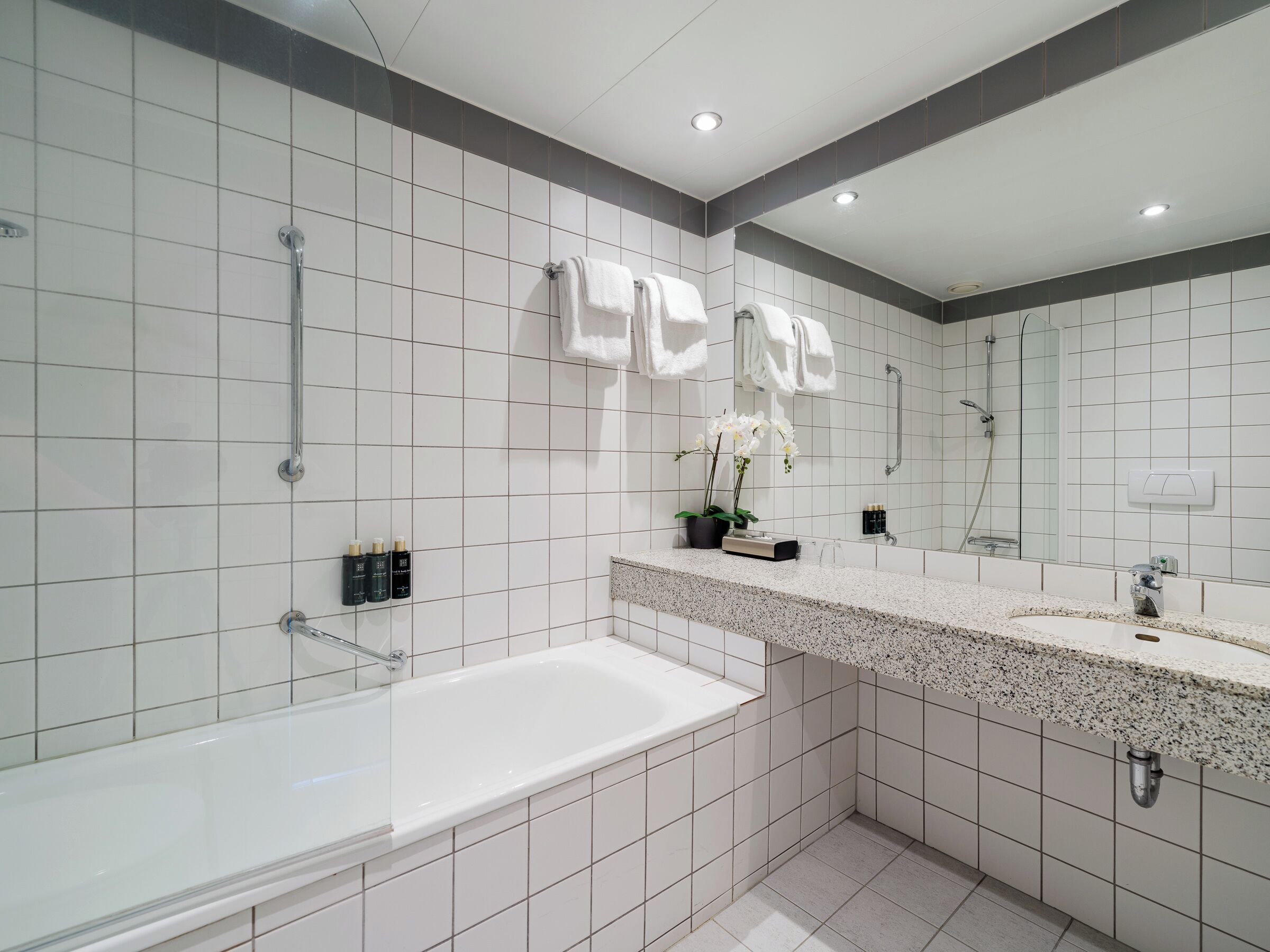 suite, 1 double bed, non smoking | bathroom | hair dryer, towels