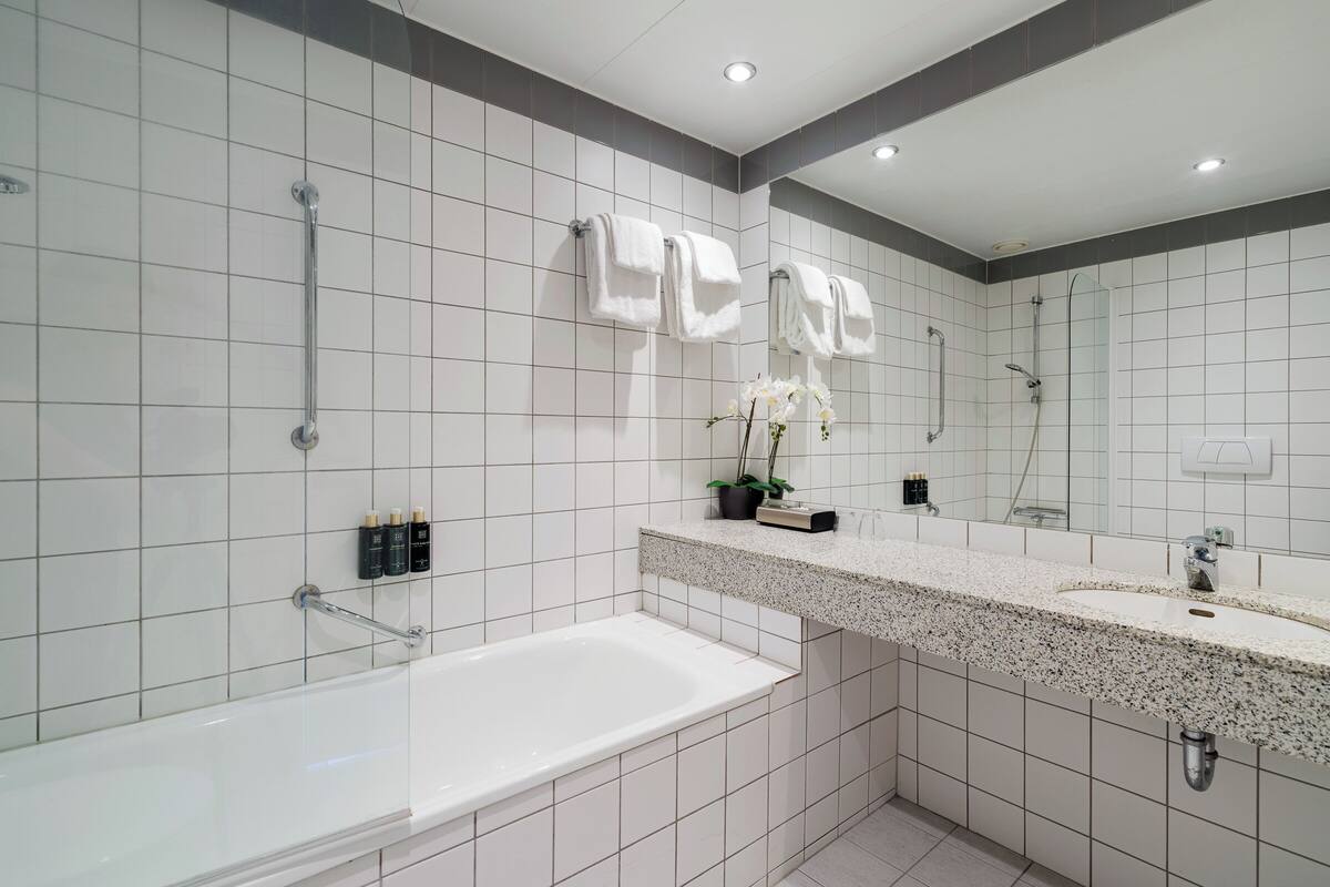 suite, 1 double bed, non smoking | bathroom | hair dryer, towels