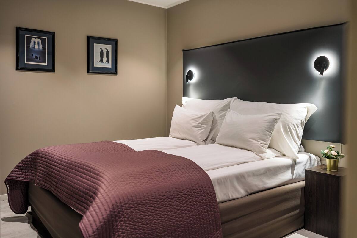 Suite, 1 Tempat Tidur Double, Bebas Asap Rokok | Meja kerja, ruang kerja ramah laptop, dan tirai kedap cahaya