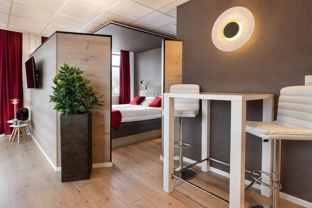 1 Schlafzimmer, Schreibtisch, laptopgeeigneter Arbeitsplatz