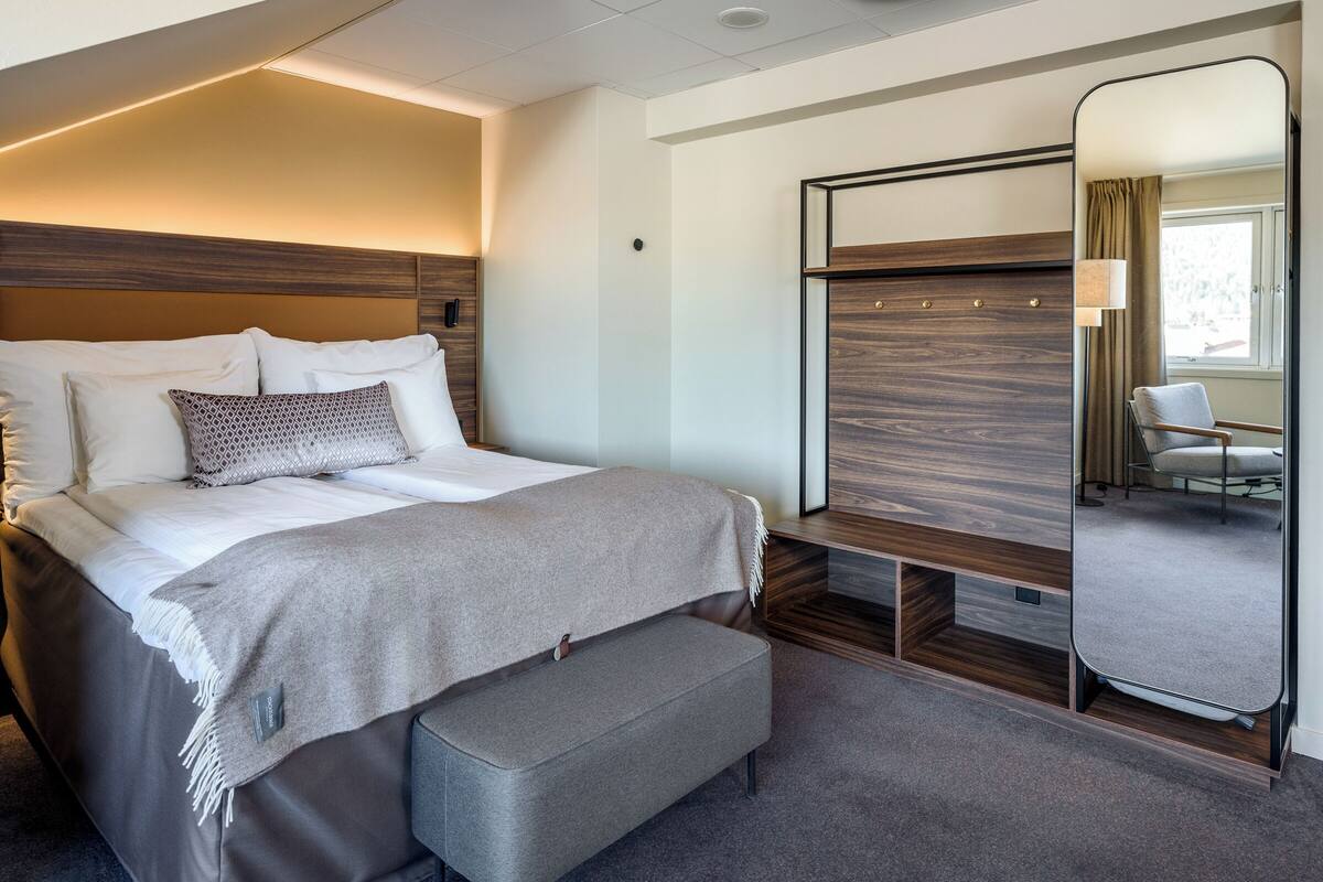 Kamar Deluks, Bebas Asap Rokok (Bedding 1 Double Bed + Wall Bed) | Meja kerja, ruang kerja ramah laptop, dan tirai kedap cahaya