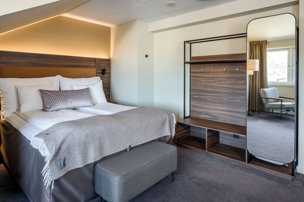 Deluxe-Zimmer, Nichtraucher (Bedding 1 Double Bed + Wall Bed) | 1 Schlafzimmer, Schreibtisch, laptopgeeigneter Arbeitsplatz