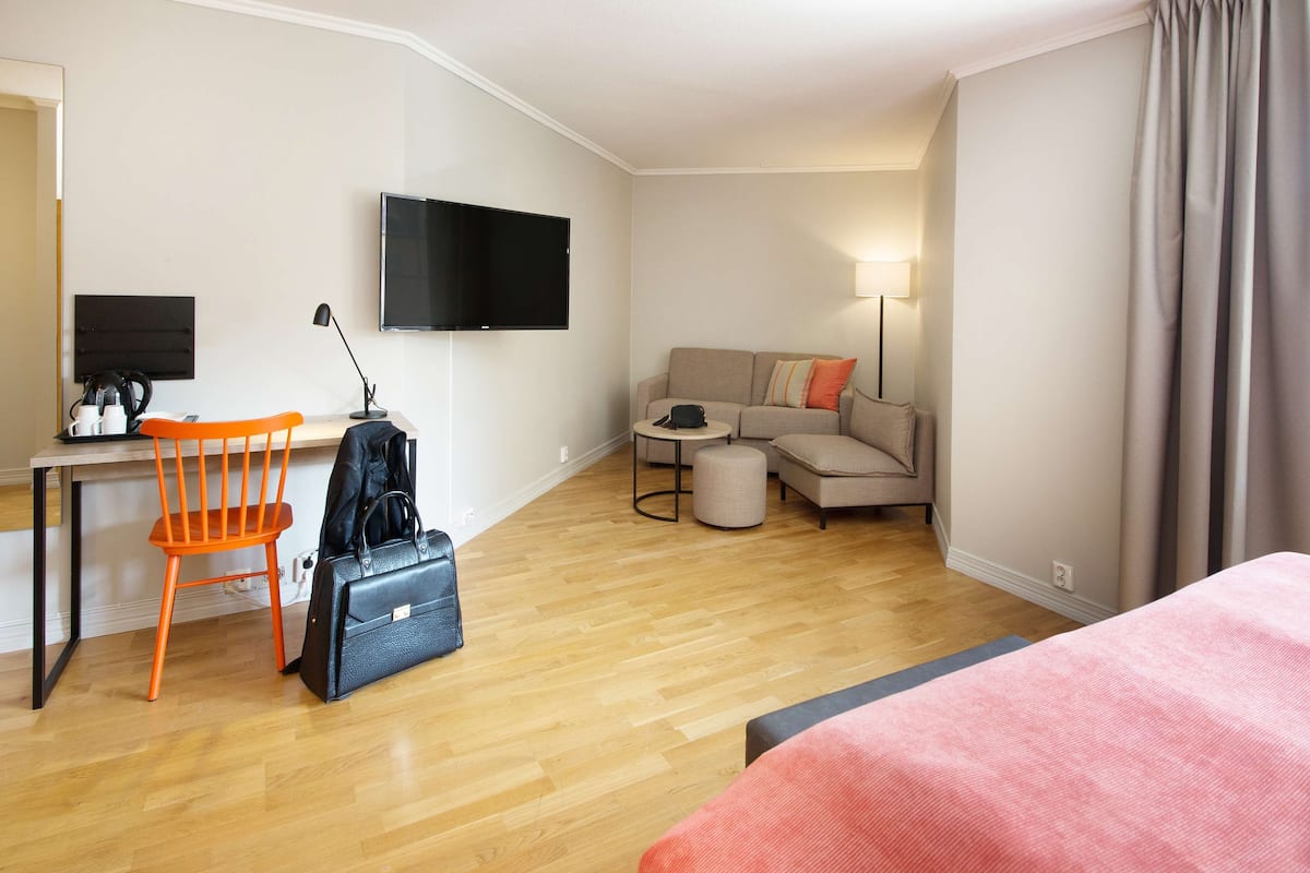 Lit avec matelas à plateau-coussin, bureau, fer et planche à repasser