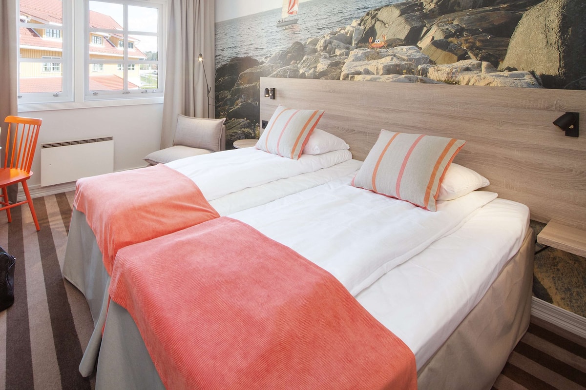 Chambre Standard avec lits jumeaux | Lit avec matelas à plateau-coussin, bureau, fer et planche à repasser