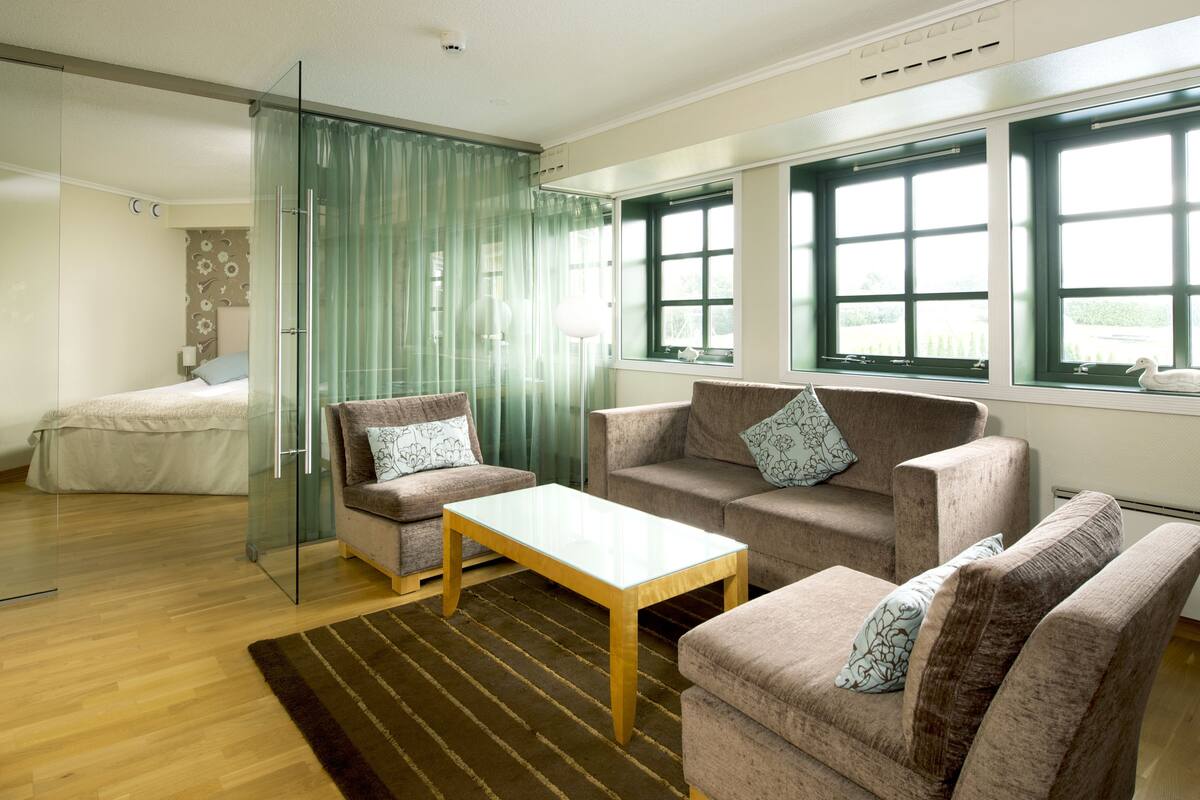 pillow-top beds, iron/ironing board, free wifi, bed sheets